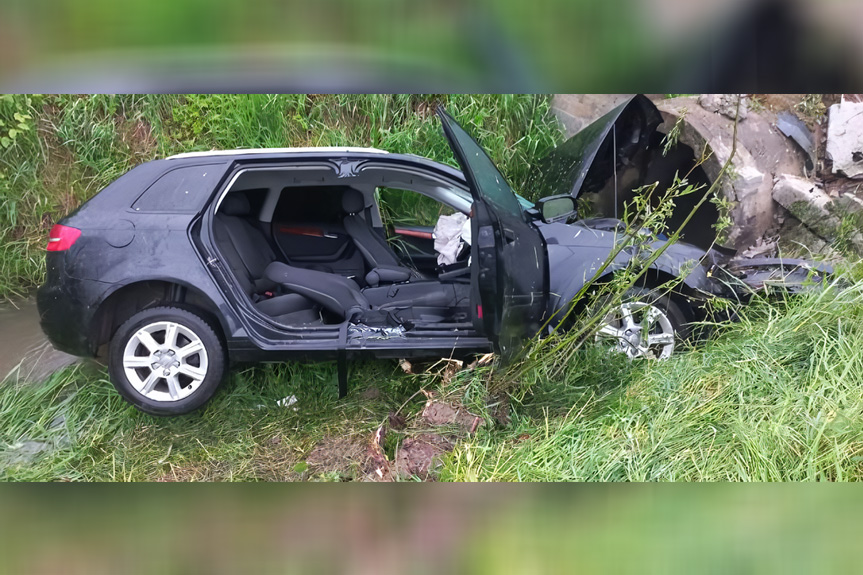 Wjechał do rzeki. Dwie osoby w szpitalu Wjechał do rzeki. Dwie osoby w szpitalu
