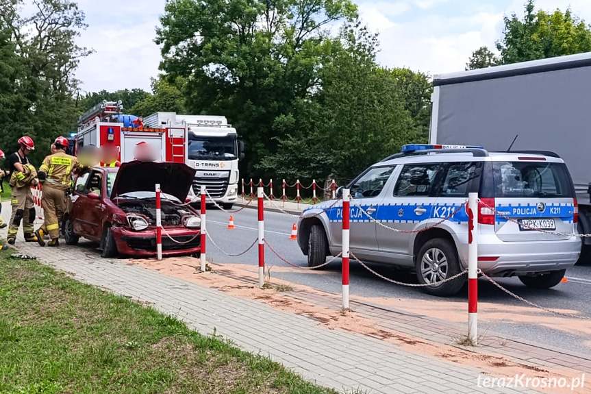 Wjechał w słupki, trafił do szpitala Wjechał w słupki, trafił do szpitala