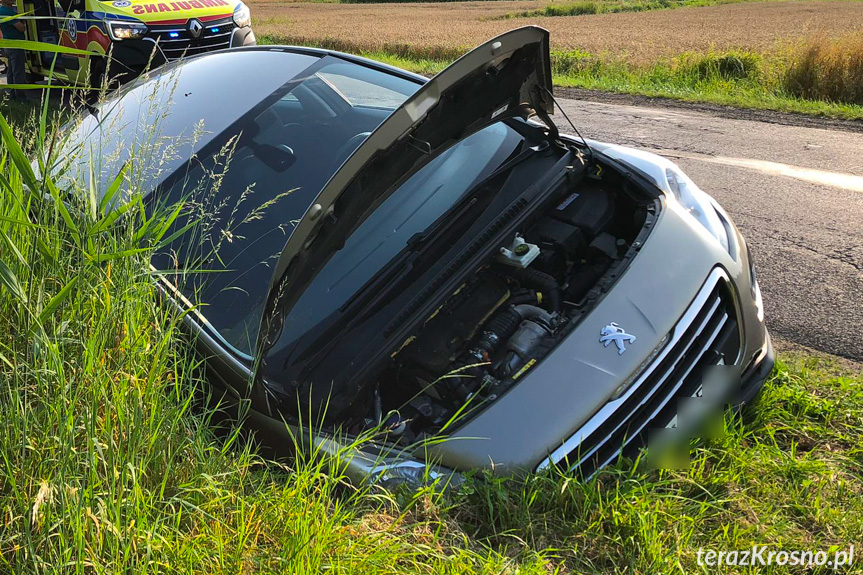 Wjechała peugeotem do rowu i uderzyła w mostek Wjechała peugeotem do rowu i uderzyła w mostek