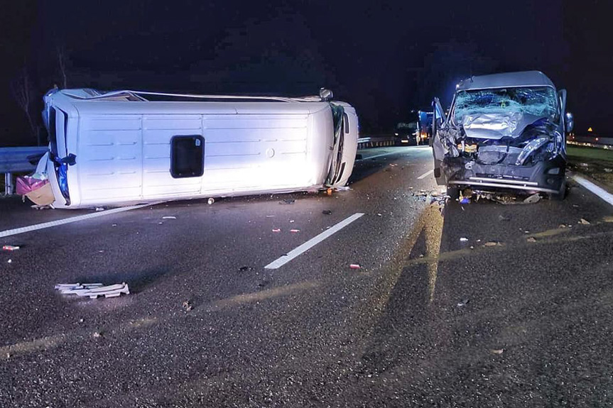 Wypadek na A4, zderzenie dwóch busów. 5 osób w szpitalu Wypadek na A4, zderzenie dwóch busów. 5 osób w szpitalu