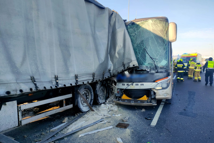 Wypadek na DK77 w Skołoszowie, 12 osób rannych Wypadek na DK77 w Skołoszowie, 12 osób rannych
