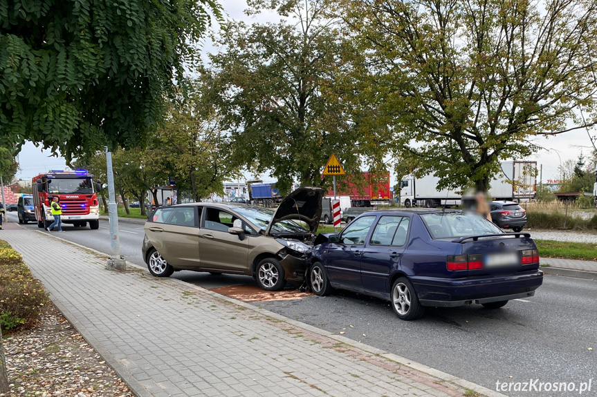 Wypadek na Lniarskiej, czołowe zderzenie dwóch samochodów Wypadek na Lniarskiej, czołowe zderzenie dwóch samochodów