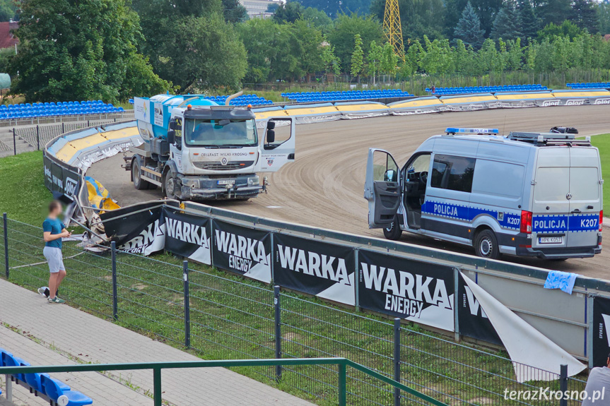 Wypadek na torze żużlowym w Krośnie. Kierowca polewaczki zasłabł za kierownicą Wypadek na torze żużlowym w Krośnie. Kierowca polewaczki zasłabł za kierownicą