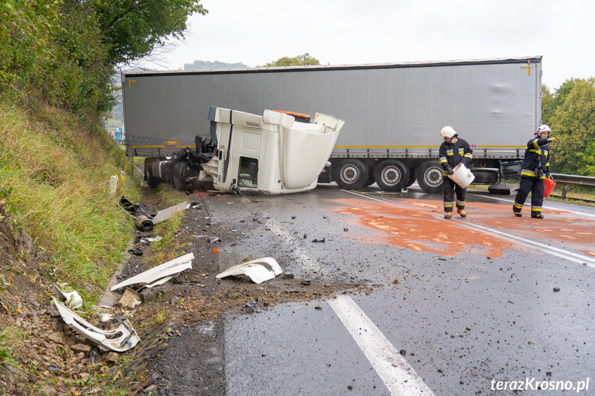 Wypadek tira na DK19 w Trzcianie Wypadek tira na DK19 w Trzcianie