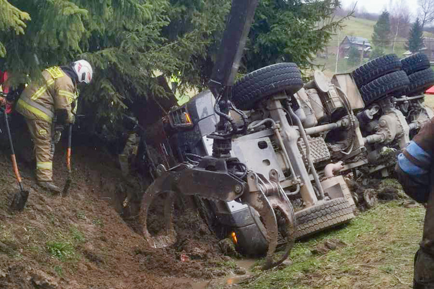 Wypadek w Boguszówce, ciężarówka z drewnem na boku Wypadek w Boguszówce, ciężarówka z drewnem na boku