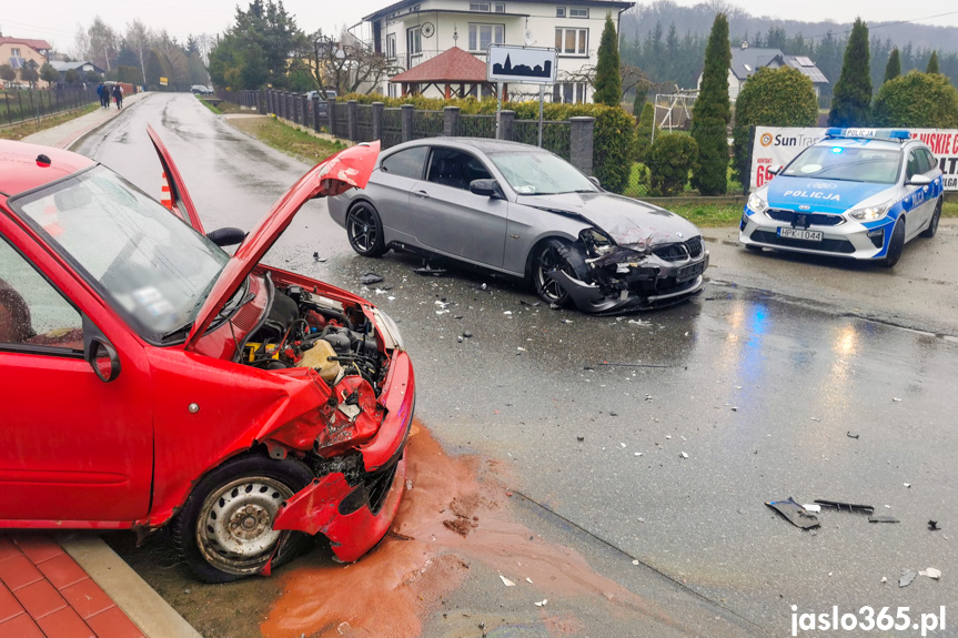 Wypadek w Dobrucowej, zderzenie bmw i fiata Wypadek w Dobrucowej, zderzenie bmw i fiata
