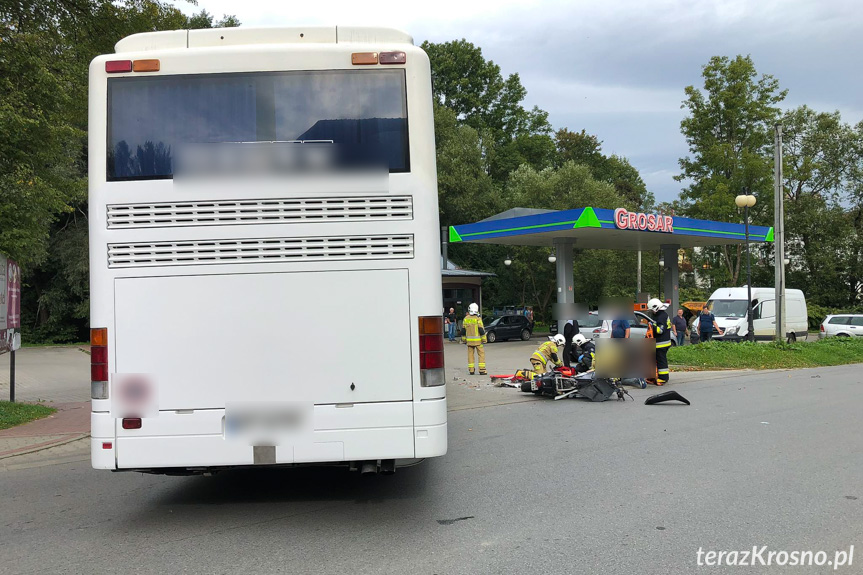 Wypadek w Iwoniczu-Zdroju. Zderzenie motocyklisty z autokarem Wypadek w Iwoniczu-Zdroju. Zderzenie motocyklisty z autokarem