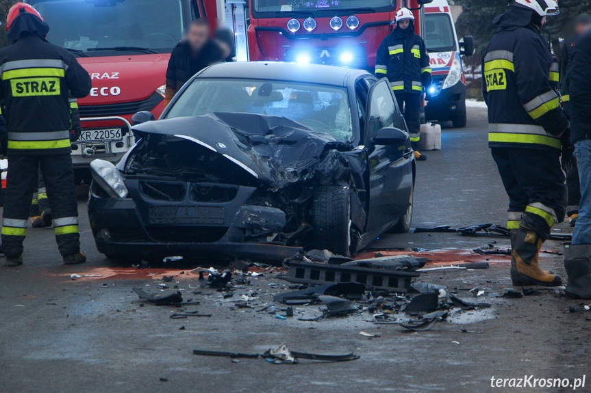 Wypadek w Jaśliskach. Zderzenie BMW z volkswagenem Wypadek w Jaśliskach. Zderzenie BMW z volkswagenem