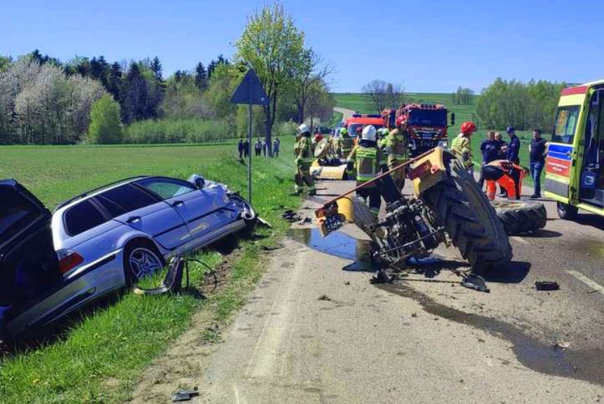 Wypadek w Wesołej. Zderzenie ciągnika z Bmw Wypadek w Wesołej. Zderzenie ciągnika z Bmw