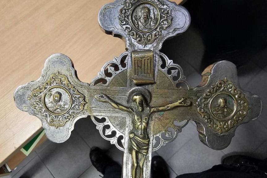 Zabytkowy krzyż ukryty w bagażu podróżnym Zabytkowy krzyż ukryty w bagażu podróżnym