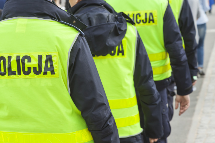 Zatrzaśnięta 4-latka w aucie. Pomogli policjanci Zatrzaśnięta 4-latka w aucie. Pomogli policjanci