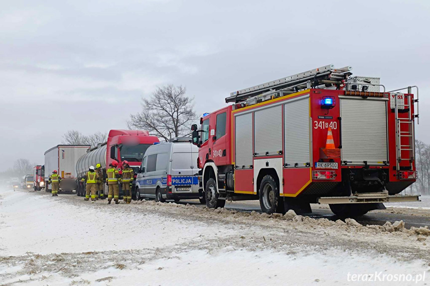 Zderzenie dwóch ciężarówek w Iwoniczu na DK28 Zderzenie dwóch ciężarówek w Iwoniczu na DK28