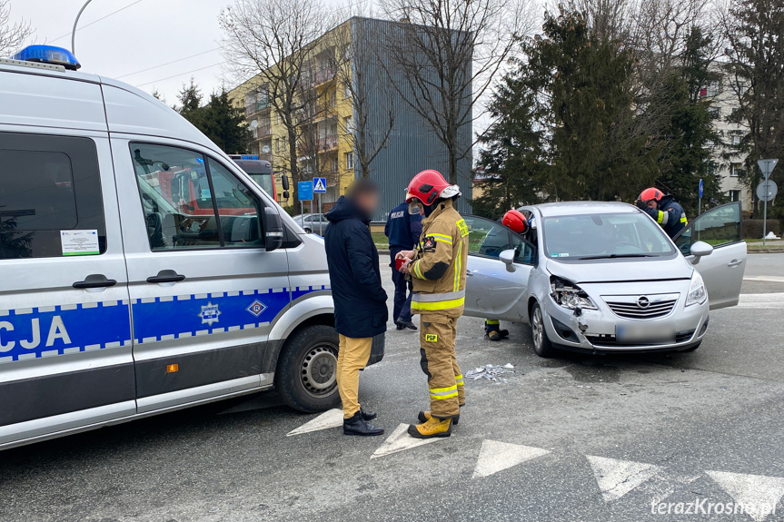 Zderzenie dwóch samochodów na rondzie Zderzenie dwóch samochodów na rondzie