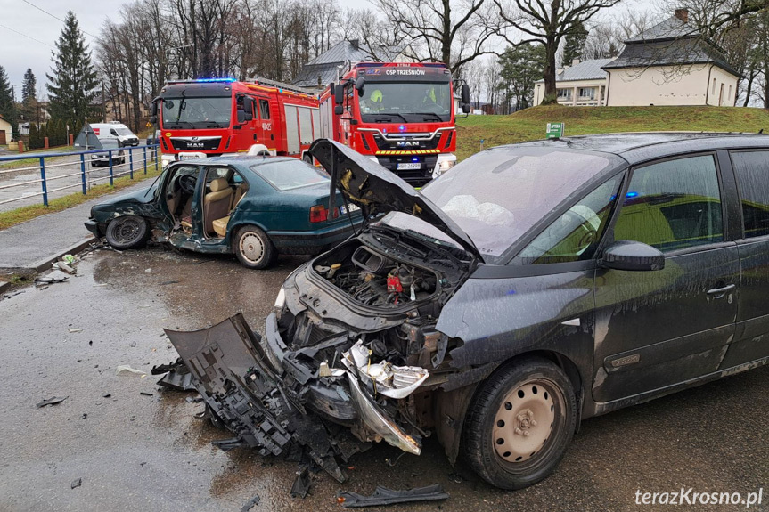 Zderzenie dwóch samochodów w Haczowie Zderzenie dwóch samochodów w Haczowie