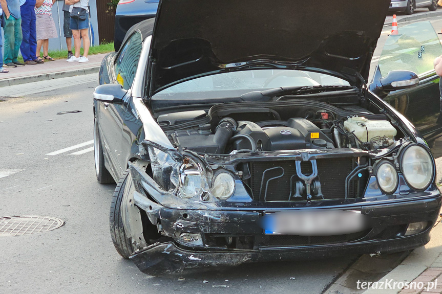 Zderzenie Mercedesa i Renault w Krośnie Zderzenie Mercedesa i Renault w Krośnie