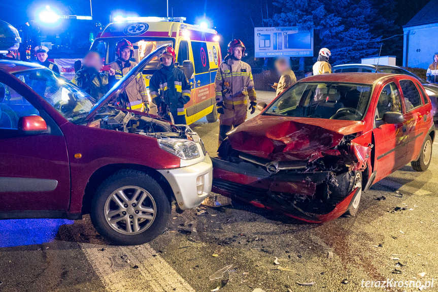 Zderzenie opla i toyoty na skrzyżowaniu w Krośnie Zderzenie opla i toyoty na skrzyżowaniu w Krośnie