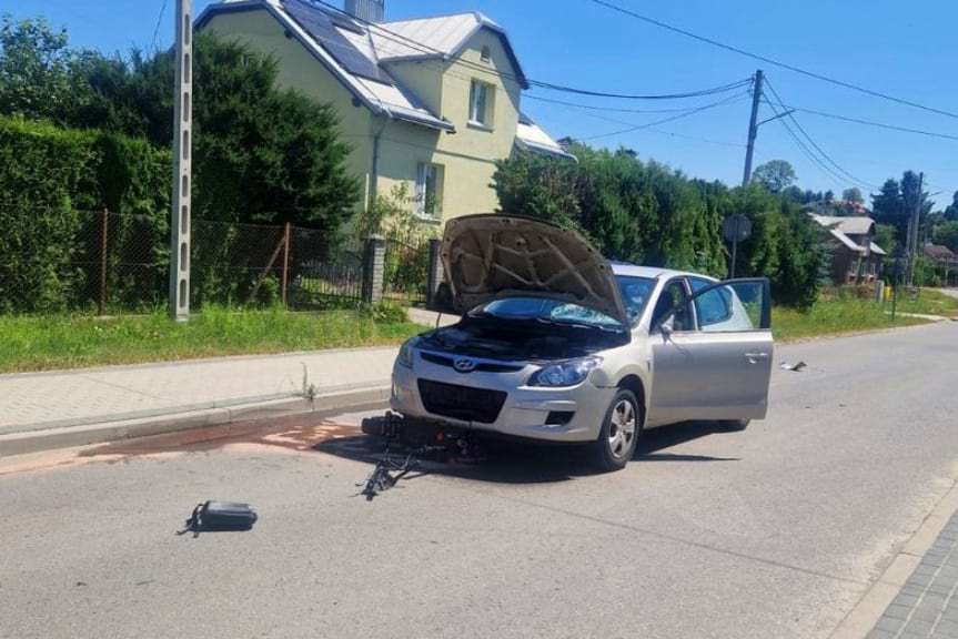 Zderzenie osobówki z hulajnogą elektryczną Zderzenie osobówki z hulajnogą elektryczną