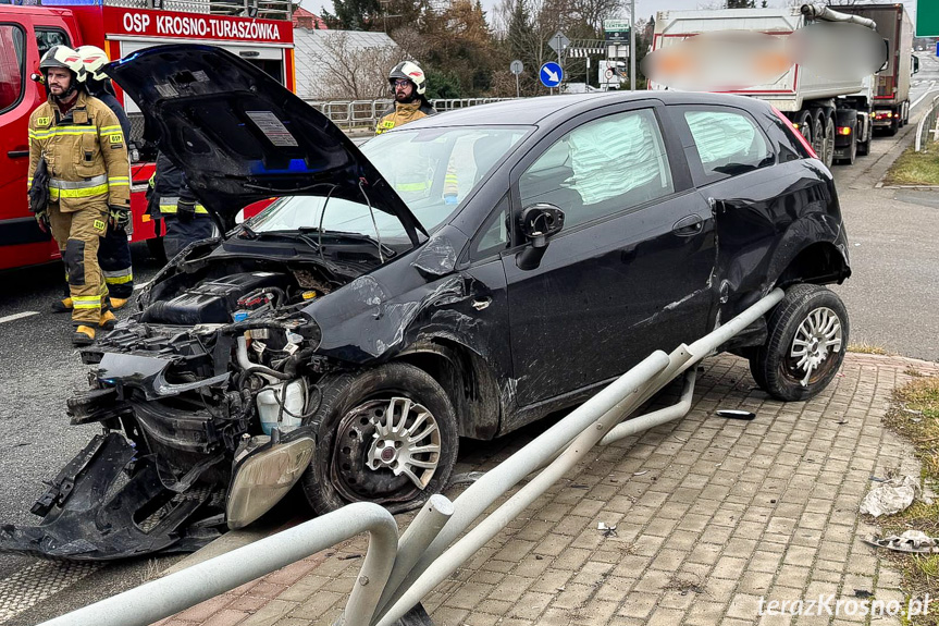 Zderzenie osobówki z samochodem ciężarowym Zderzenie osobówki z samochodem ciężarowym