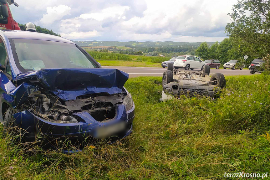 Zderzenie samochód w Iskrzyni. Dacia wylądowała na dachu Zderzenie samochód w Iskrzyni. Dacia wylądowała na dachu