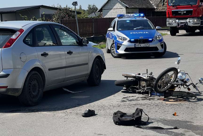 Zderzenie samochodu z motorowerem Zderzenie samochodu z motorowerem