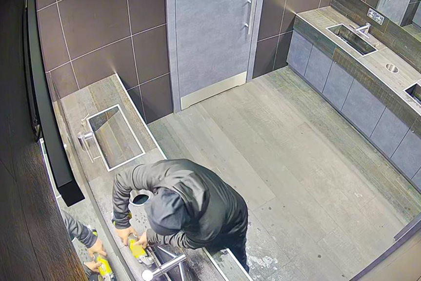 Zdewastował szlifierką baterie umywalkowe Zdewastował szlifierką baterie umywalkowe