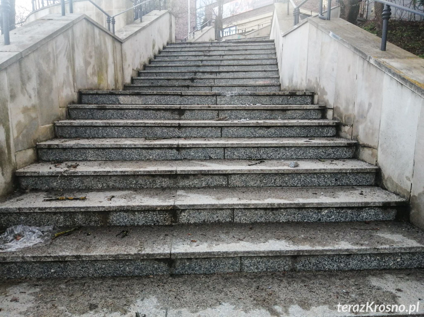 Zjechał samochodem po schodach przy ulicy Blich Zjechał samochodem po schodach przy ulicy Blich