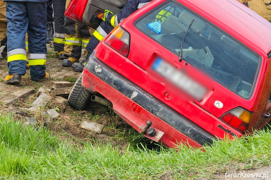Zjechał z drogi, wjechał do rowu Zjechał z drogi, wjechał do rowu