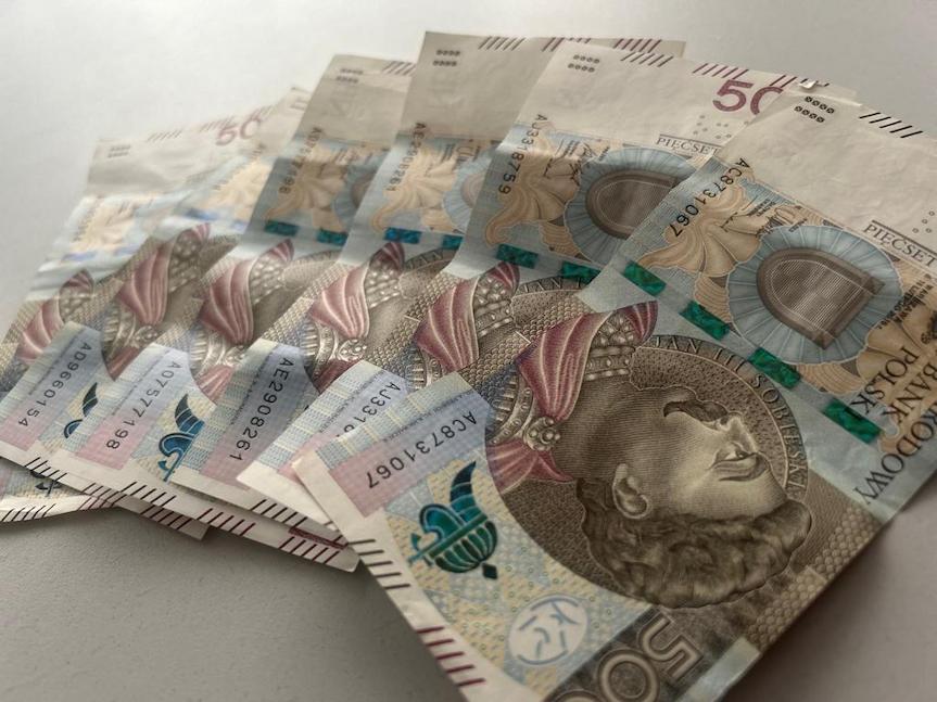 Znalezione pieniądze przekazała policjantom Znalezione pieniądze przekazała policjantom