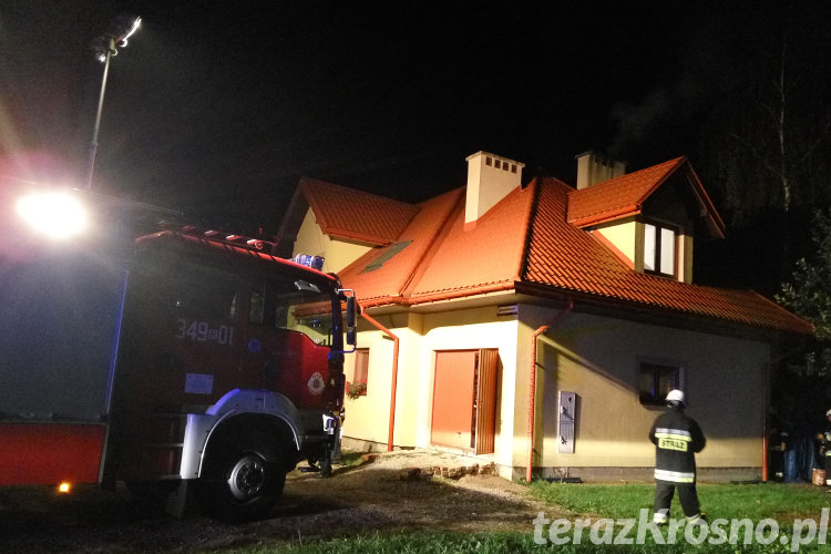 Dym z pieca cofał się do budynku. Interweniowali strażacy Dym z pieca cofał się do budynku. Interweniowali strażacy