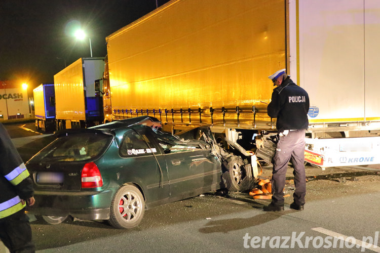 Honda uderzyła w naczepę Honda uderzyła w naczepę