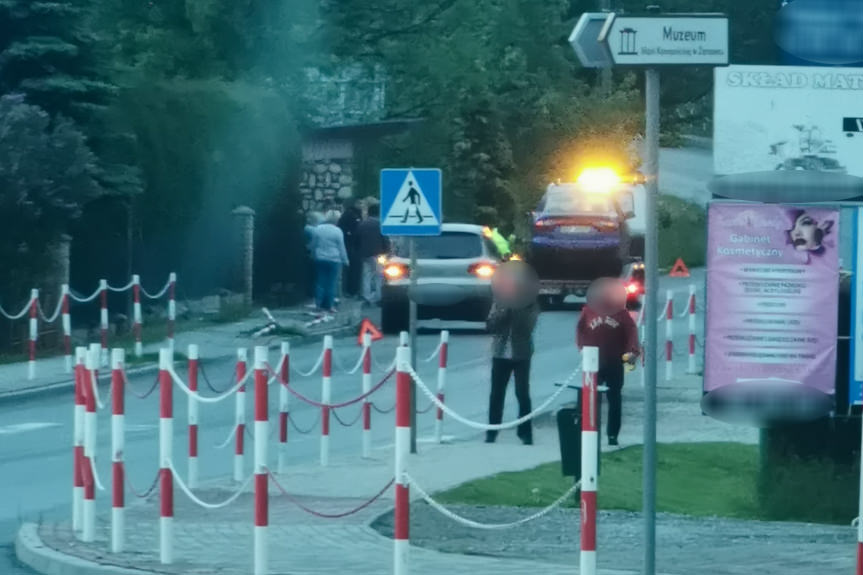 Kolizja w Zręcinie. Skosił słupki i uderzył w ogrodzenie Kolizja w Zręcinie. Skosił słupki i uderzył w ogrodzenie