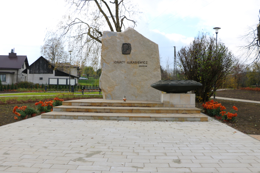 Odnowili obelisk upamiętniający Ignacego Łukasiewicza Odnowili obelisk upamiętniający Ignacego Łukasiewicza