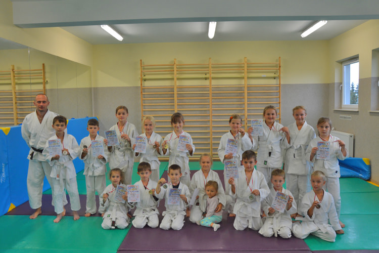 Pierwsze osiągnięcia sekcji judo UKS "Jasiołeczka" Pierwsze osiągnięcia sekcji judo UKS "Jasiołeczka"
