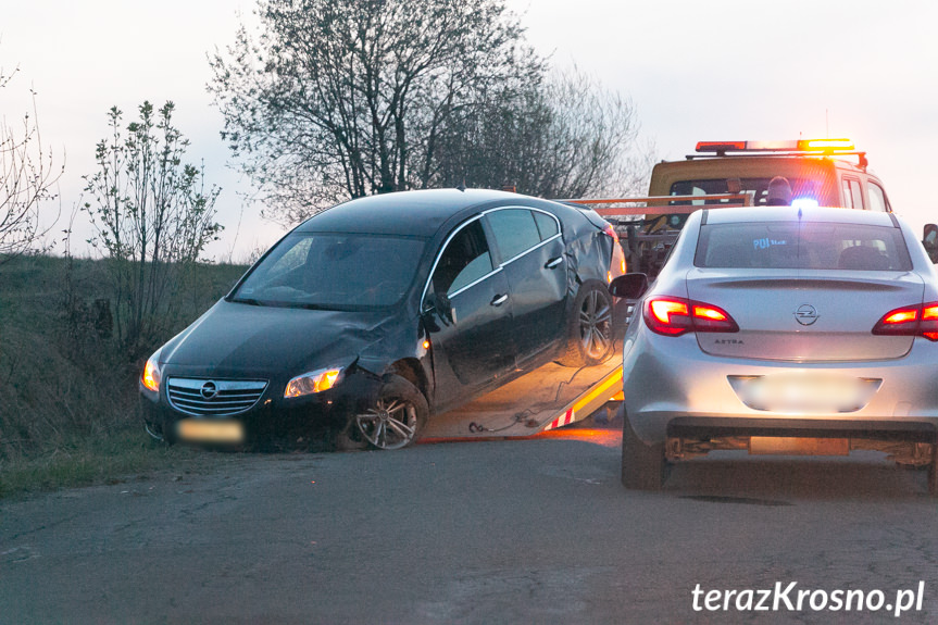 Policjanci ustalają kto kierował oplem Policjanci ustalają kto kierował oplem