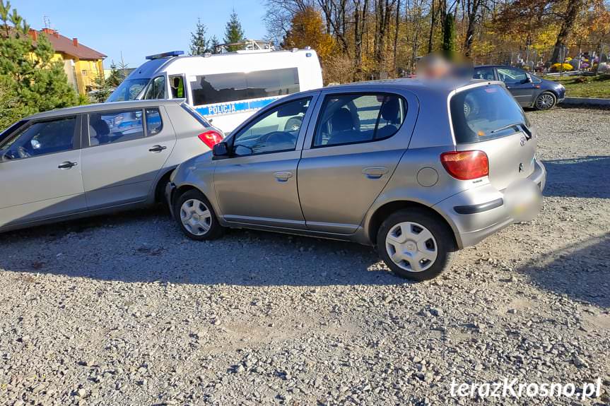 Potrąciła dwie osoby i uderzyła w dwa samochody Potrąciła dwie osoby i uderzyła w dwa samochody