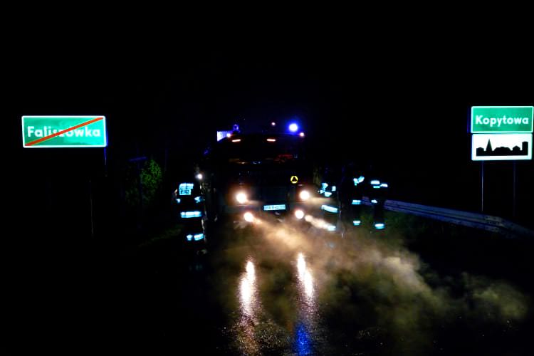 Rozpalili ognisko... na środku drogi Rozpalili ognisko... na środku drogi
