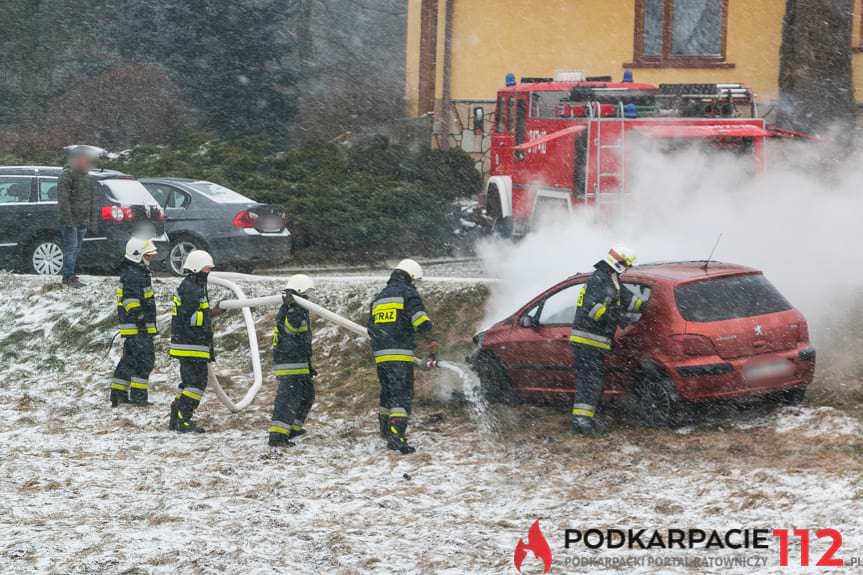 W Żeglcach spłonął samochód W Żeglcach spłonął samochód