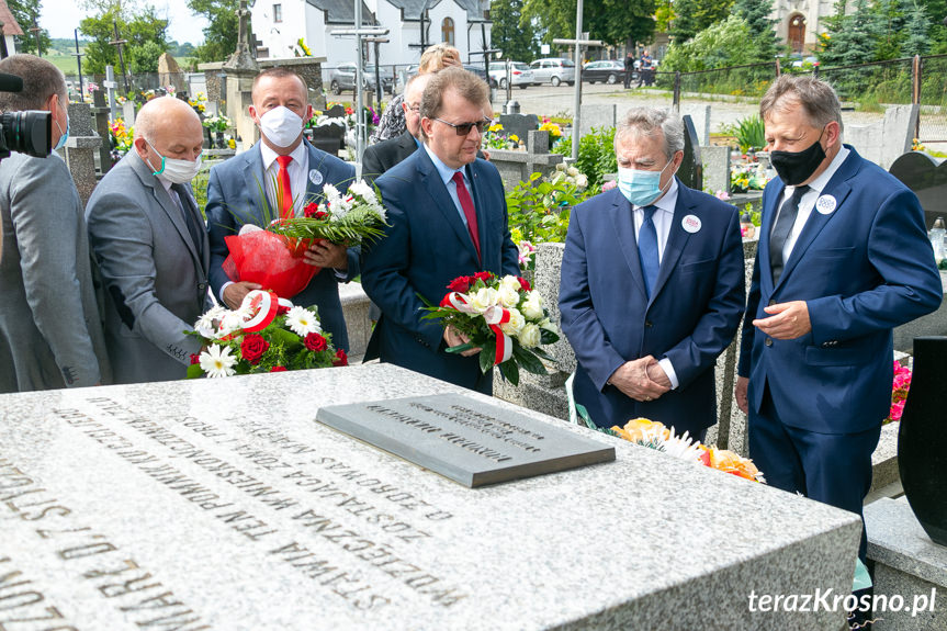 Wicepremier Piotr Gliński przy grobie Łukasiewicza w Zręcinie Wicepremier Piotr Gliński przy grobie Łukasiewicza w Zręcinie