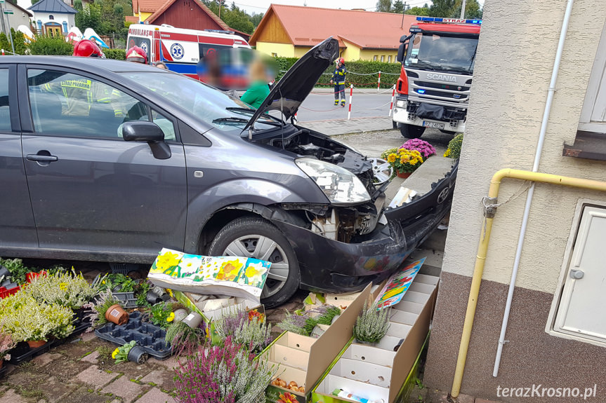 Wjechał w schody budynku w Zręcinie Wjechał w schody budynku w Zręcinie
