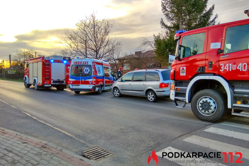 Wypadek na przejściu dla pieszych. Dziewczynka została potrącona przez samochód Wypadek na przejściu dla pieszych. Dziewczynka została potrącona przez samochód