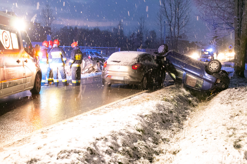 Wypadek w Zręcinie, zderzenie trzech samochodów Wypadek w Zręcinie, zderzenie trzech samochodów