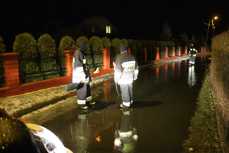 Zalana droga w Świerzowej Polskiej. Pomogli strażacy Zalana droga w Świerzowej Polskiej. Pomogli strażacy