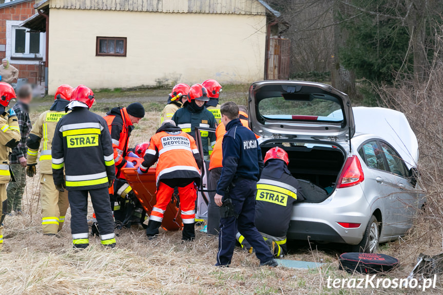 Zasnął za kierownicą i zjechał z drogi Zasnął za kierownicą i zjechał z drogi