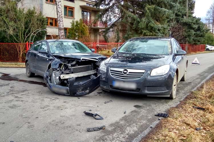 Zderzenie audi i opla w Zręcinie Zderzenie audi i opla w Zręcinie