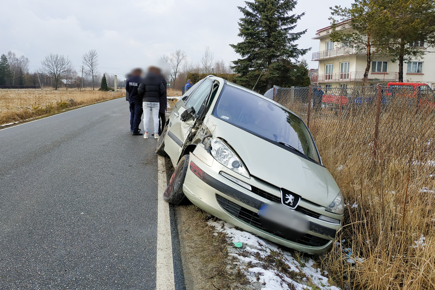 Zderzenie w Bóbrce, peugeot w rowie Zderzenie w Bóbrce, peugeot w rowie