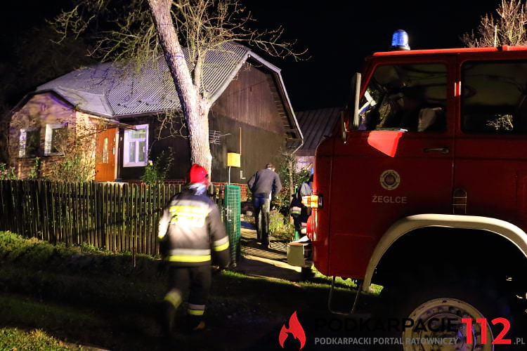 Żeglce. Pożar sadzy w kominie i akcja wyciągania samochodu Żeglce. Pożar sadzy w kominie i akcja wyciągania samochodu