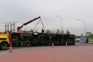 Ciężarówka na boku w miejscowości Wolina