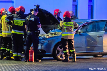 Pożar samochodu na stacji paliw