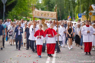 Procesja Bożego Ciała - Parafia Ducha Świętego w Krośnie [ZDJĘCIA]