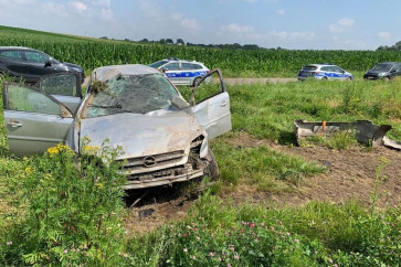 Roztrzaskany opel obok autostrady a w polu pszenicy półprzytomny mężczyzna